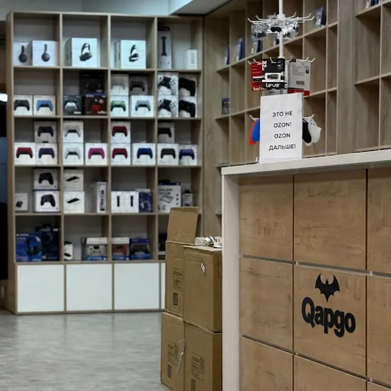 Витрина с геймпадами в магазине Qapgo