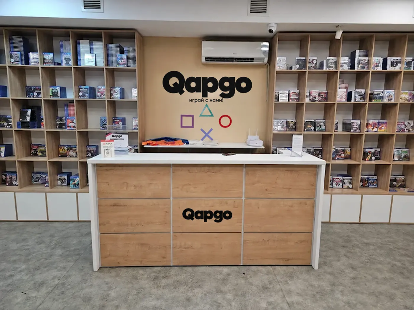 Торговый зал Qapgo: стойка и стеллажи с играми